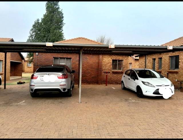 3 BEDROOM TOWNHOUSE FOR SALE IN PROTEA GLEN